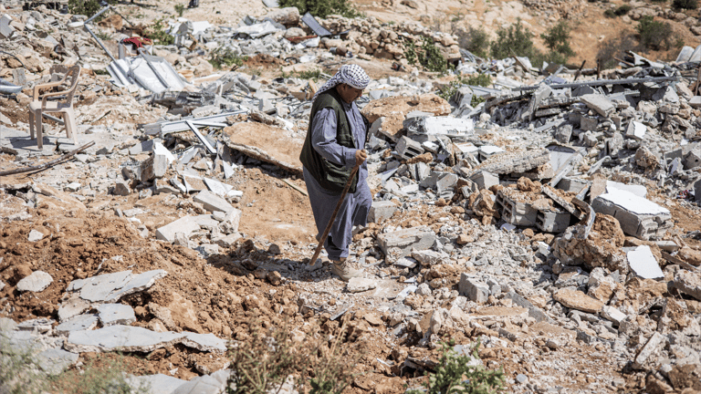"سألتحف السماء".. فلسطينيو الضفة يتمسكون بأنقاض بيوتهم