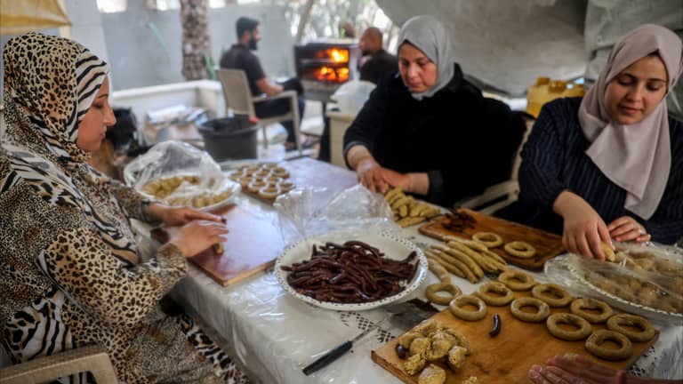 عيد الفطر في غزة.. الكعك يعوّض غياب الملابس