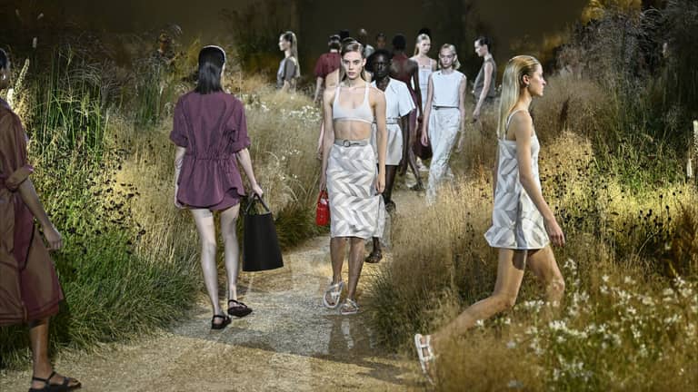 "بيتا" تقاطع عرض Hermès في أسبوع باريس للموضة