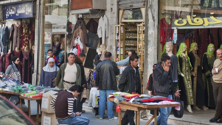 توحيد أوقات إغلاق المحلات بالأردن.. قلق على "الوظيفة الثانية"