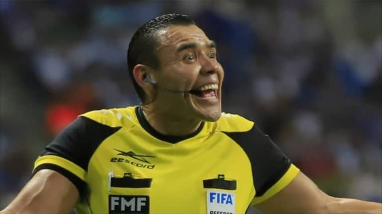 "توقيع ميسي" يوقف حكما 6 أشهر