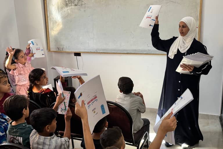 أطفال من غزة في مدرسة بالعريش مع معلمتهم. فرانس برس