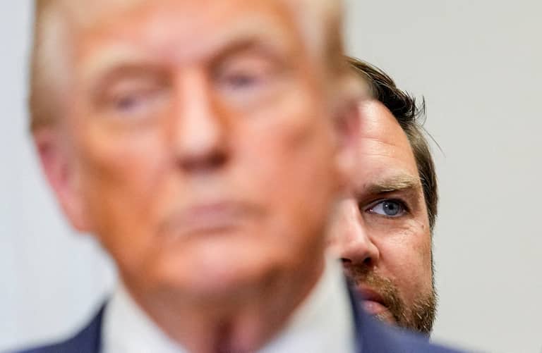 "الأوفر حظا" لانتخابات 2028.. ترامب يسوق لنائبه