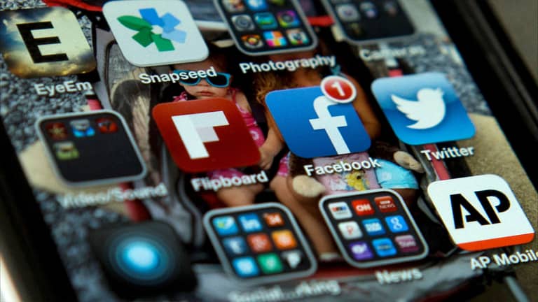 أين يقضي المراهقون وقتهم على السوشيال ميديا؟ يوتيوب بالصدارة