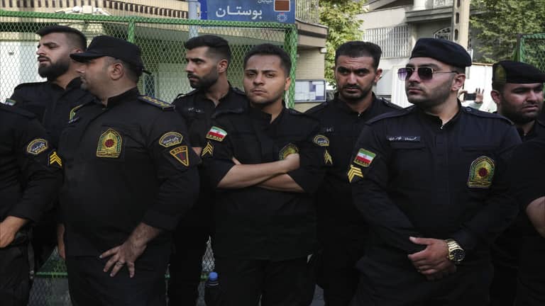 إيران تحقق مع "عسكريين" في "اغتيال هنية"