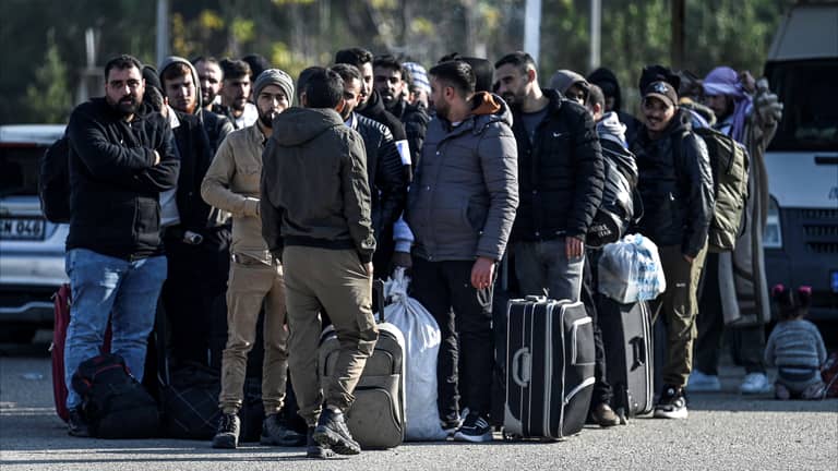 بين الأمل والندم.. "العودة" تُحير لاجئين سوريين في الأردن