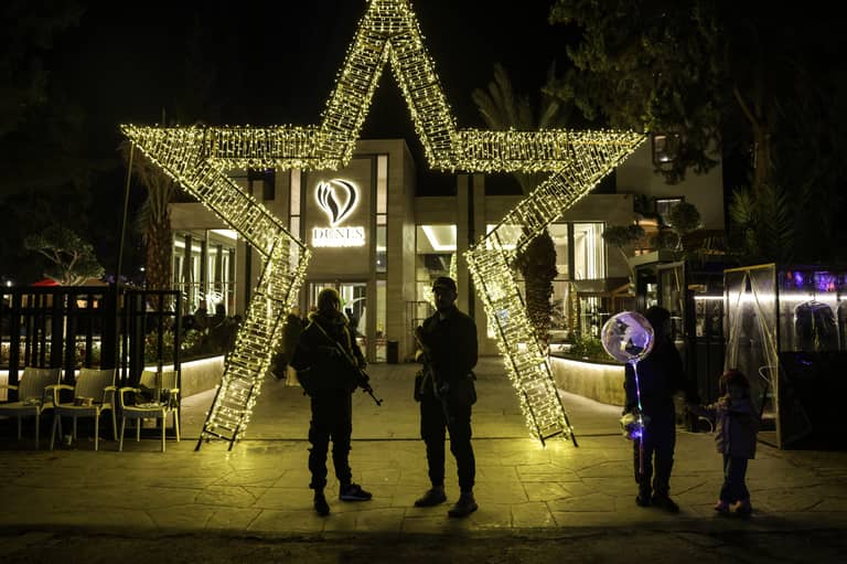 العيد في دمشق.. أضواء فرح وظلال خوف