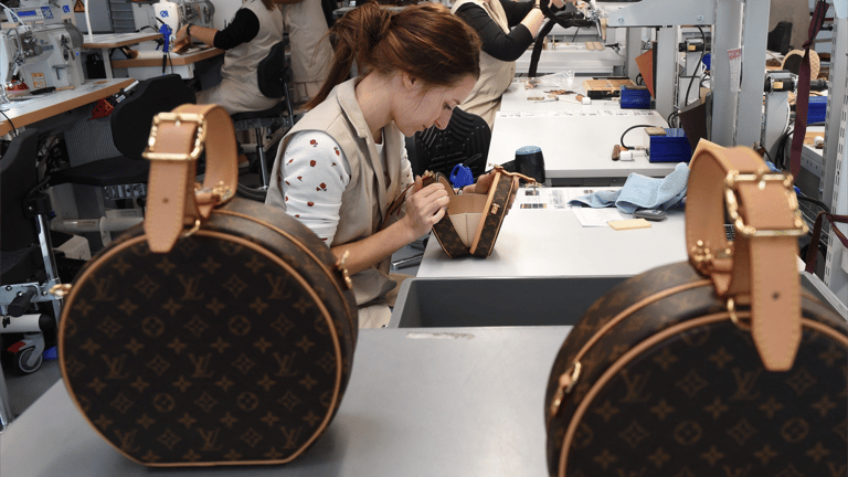 كيف حولت Hermès وLV الرفاهية إلى هوس عالمي؟