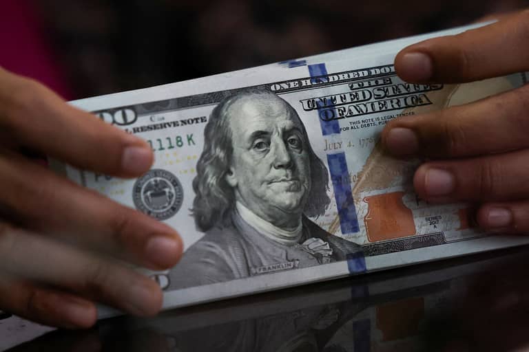الدولار يسقط أمام الفرنك لأدنى مستوى في 10 سنوات