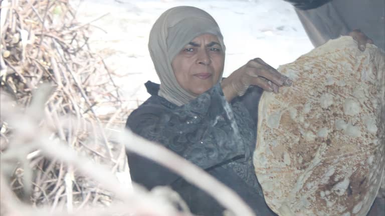 سميرة تتحدى أزمة لبنان بـ"المرقوق على الحطب"