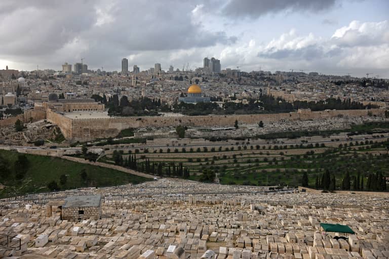 حصار إسرائيلي مشدد لليوم الثاني.. شلل ومداهمات شمالي القدس