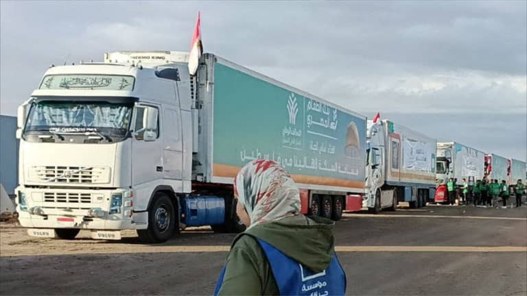 متى ستدخل شاحنات المساعدات من مصر إلى غزة؟