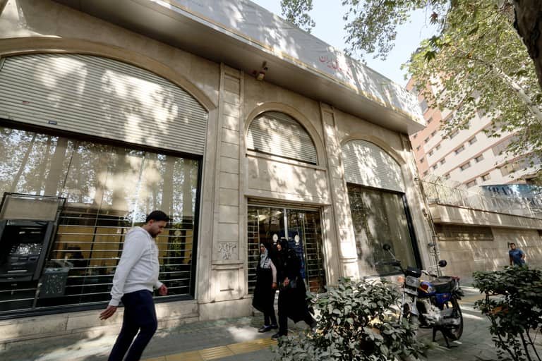 الطوابير تمتد في طهران.. كيف أفلس بنك "آينده" تحت وطأة العقوبات؟