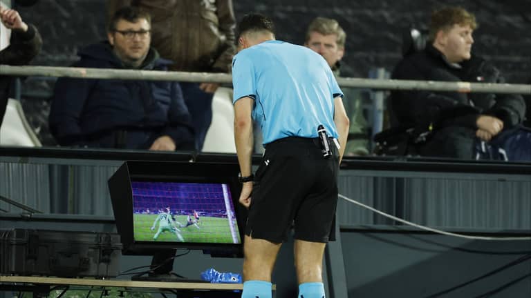 جماهير الدوري الإنجليزي تطالب بإلغاء تقنية الفيديو