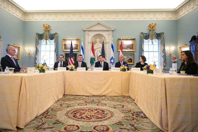 من يسبق الآخر في لبنان.. التفاوض أم صواريخ حزب الله؟