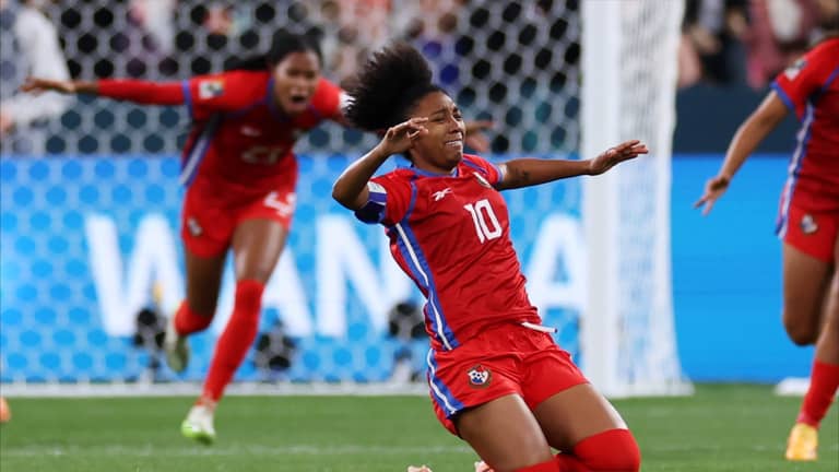 FIFA يعاقب رئيس اتحاد كرة وصف لاعبة بـ "السمينة"