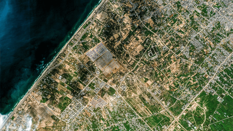 بين مخيم رفح ونزع السلاح.. إسرائيل ترسم ملامح غزة الجديدة