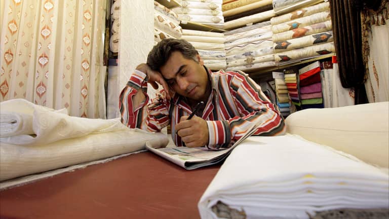 "التضخم وسوريا".. ما أسباب عودة المظاهرات لإيران؟