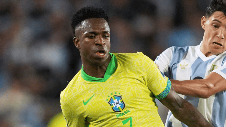 حدث تاريخي.. منتخب البرازيل بـ "القميص الأحمر"