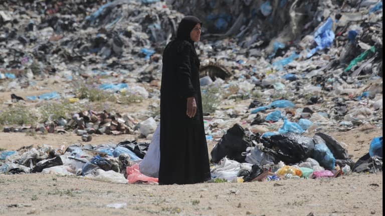 حرب وقمامة وأوبئة.. "مزيج قاتل" يحاصر أهالي غزة