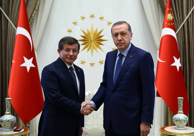من الرجل الثاني إلى قفص الاتهام.. أردوغان يلاحق حليفه