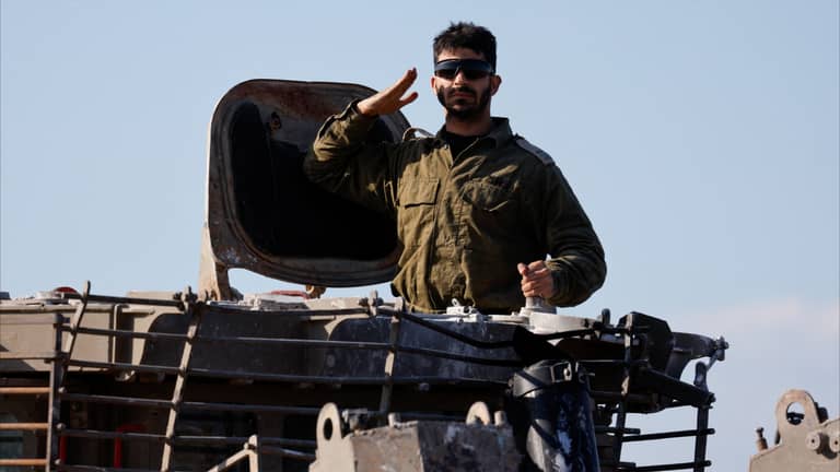 جنود إسرائيليون "يحاربون أنفسهم" بالسوشيال ميديا