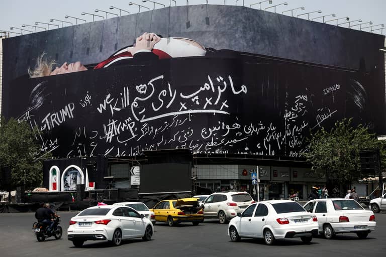 جدارية تتوسط العاصمة طهران تظهر ترامب داخل نعش. أ.ب