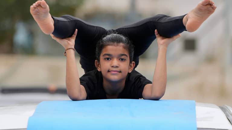 الهند تتمدّد فرحا.. يوغا جماعية من الجيش إلى المدارس