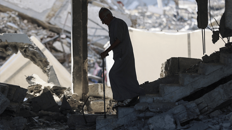 فلسطينية تتجاوز المئة عام تنزح قسرًا إلى جنوب غزة