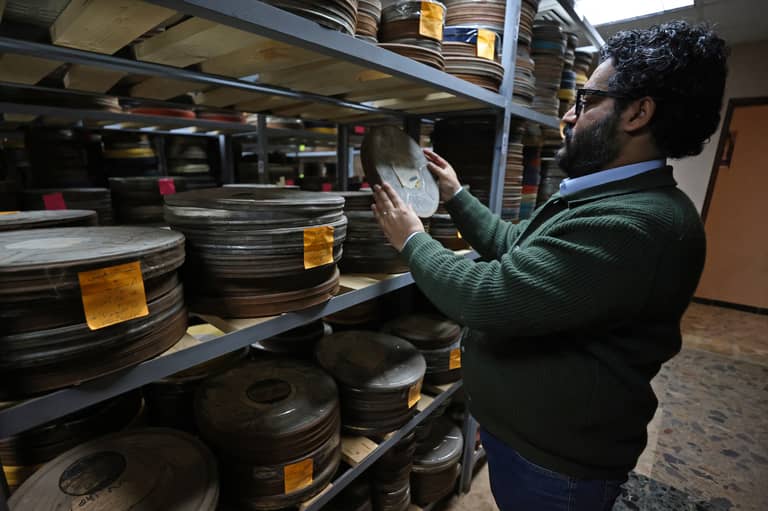 وارث كويش ومحاولة حفظ الذاكرة السينمائية للعراق. فرانس برس