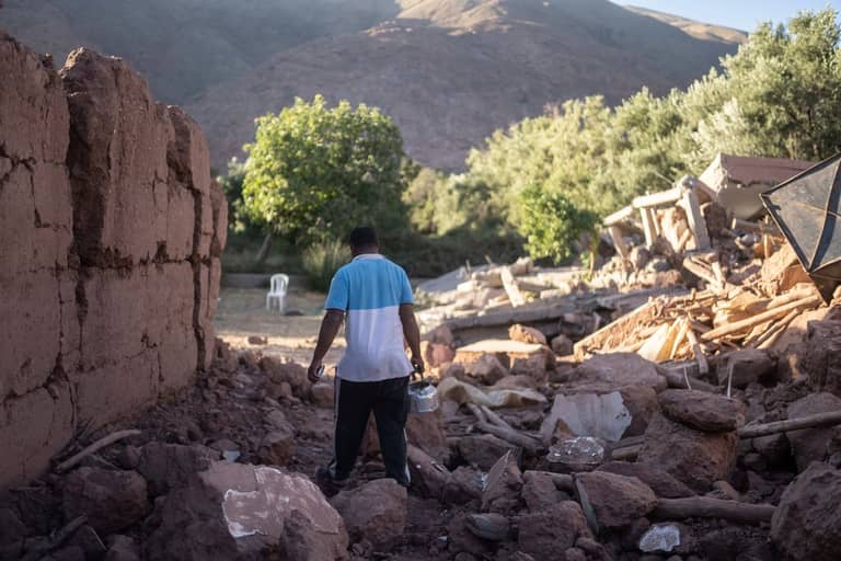 المغرب يشيّع ضحايا الزلزال والبحث مستمر عن ناجين