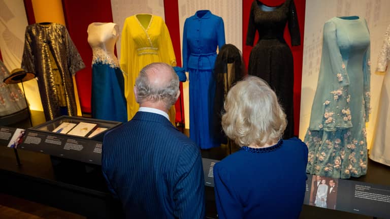 الملك تشارلز يكرّم "الماما العزيزة" بنصب تذكاري