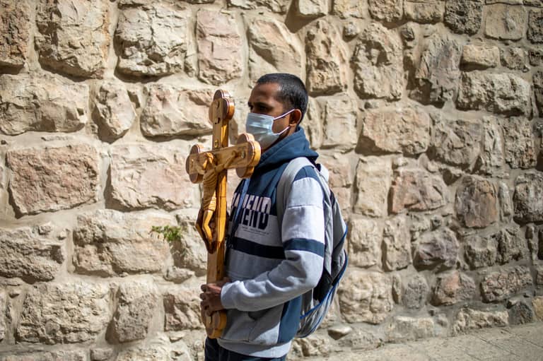 تنكر بزي راهب فصدمته النتيجة.. صحفي يوثق "تجربة الكراهية" في القدس