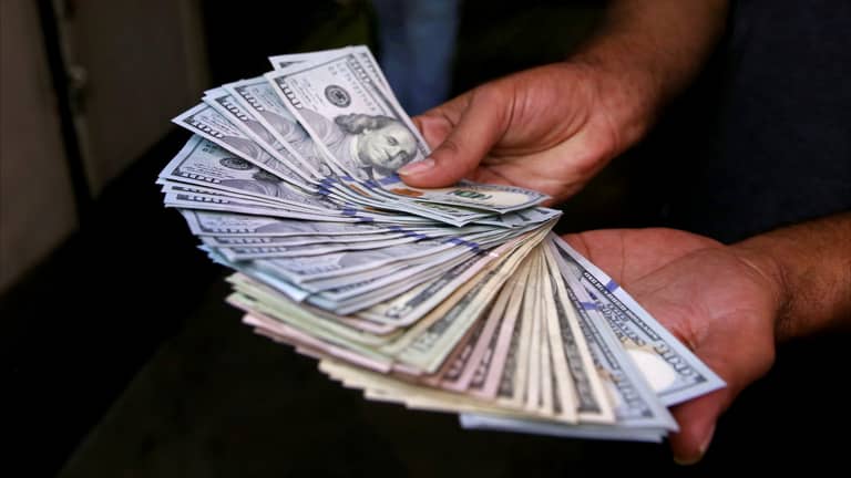 "بكبسة زر".. موقع يسرق دولارات اللبنانيين