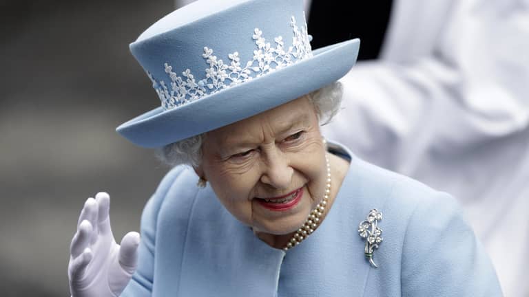 100 عام من الأناقة.. فساتين الملكة إليزابيث في عرض ملكي نادر