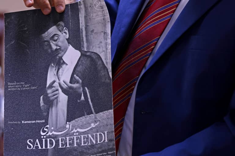 ملصق فيلم قديم لقمران حسني في بغداد. فرانس برس