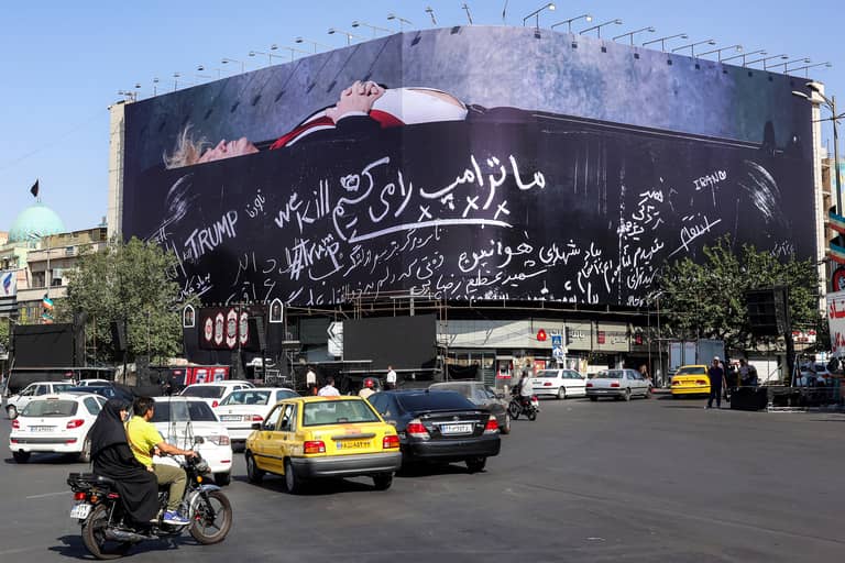 تحشيد أميركي واستنفار إيراني.. ماذا يحضر ترامب لمجتبى؟