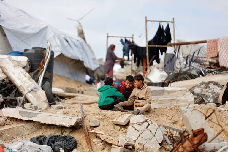 رغم خطط التنمية في دافوس.. غزة تتدفأ من مكبّات النفايات
