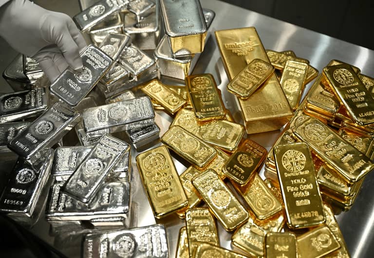 لمعان الفضة يطغى على الذهب.. أداء مبهر وسعر قياسي