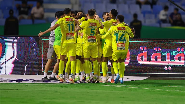 هزيمة تاريخية.. الهلال يسقط في فخ الخليج
