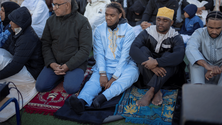 بين الطعن والصمت.. جرائم ضد المسلمين تُقابل ببرود رسمي في فرنسا