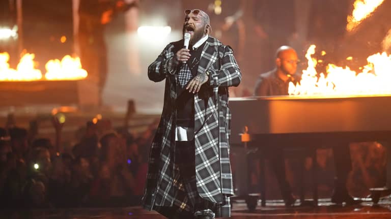 "عاصفة موسيقية" و"ألبوم صامت" بعد اعتراف مطرب أميركي باستخدام الـAI