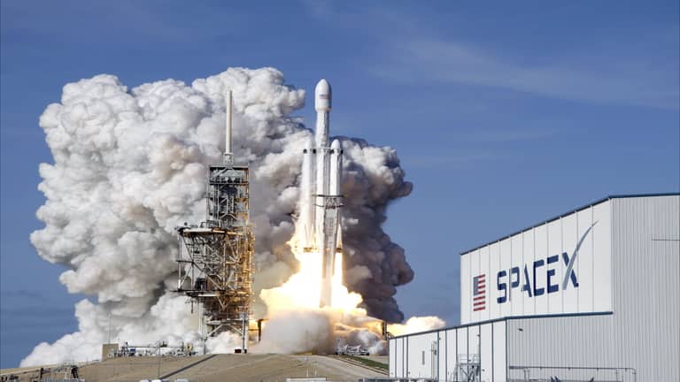 "Space X" تجرب صاروخًا يستهدف القمر