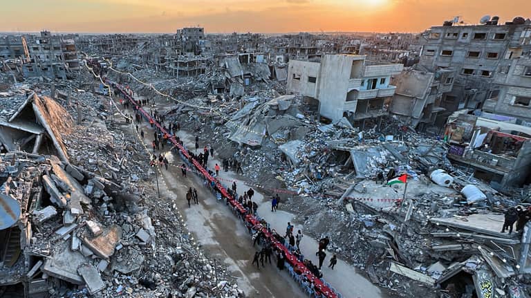 طاولة حمراء وسط الركام.. هكذا أفطرت غزة بانتظار "هدنة هشة"
