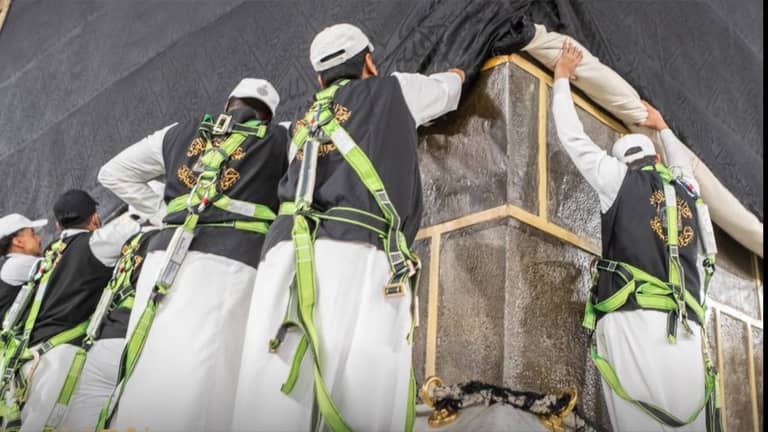 "إحرام الكعبة" استعدادا لموسم الحج