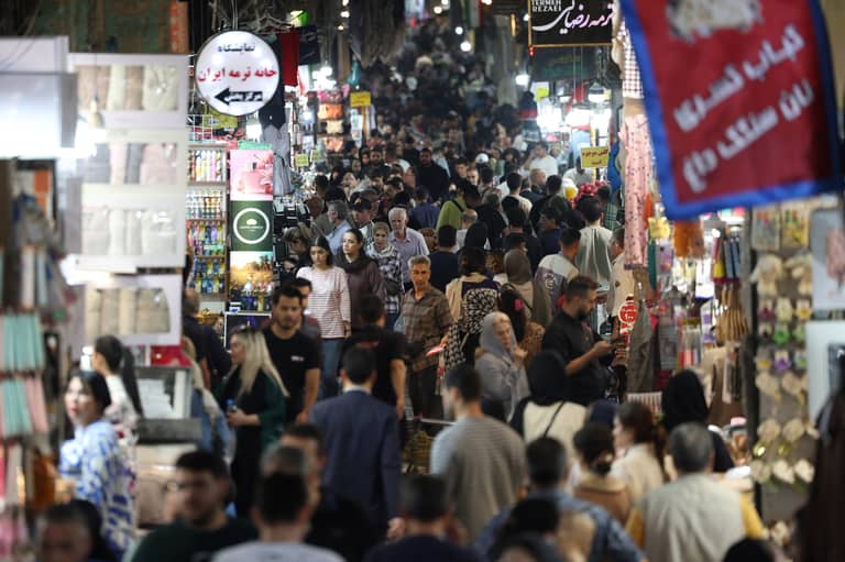 إيران تعترف.. الحصار خانق والشارع يغلي