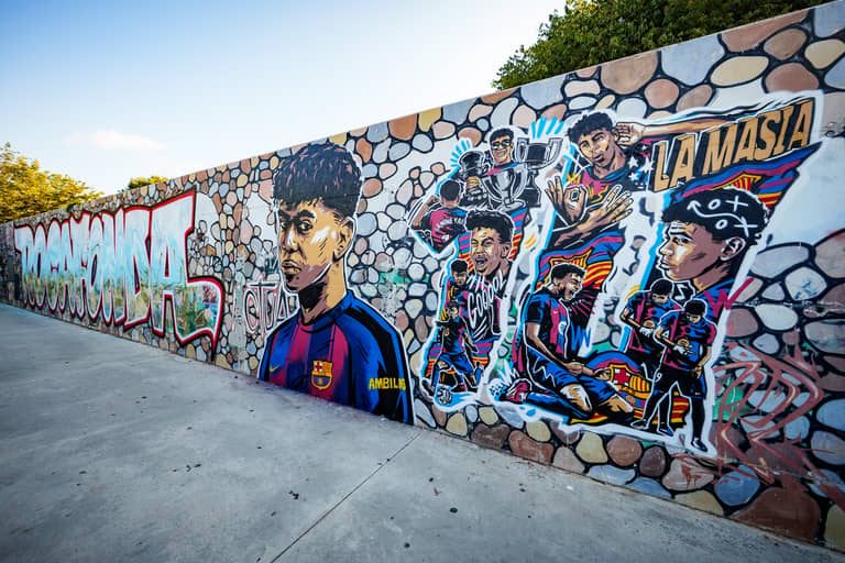 وريث ميسي.. يامال رقم 10 في برشلونة