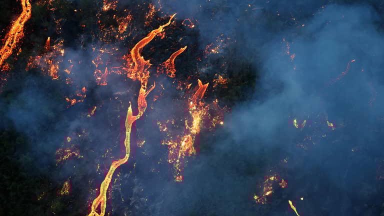 مشهد يحبس الأنفاس.. لقطات نادرة لحمم بركان "لا ريونيون"