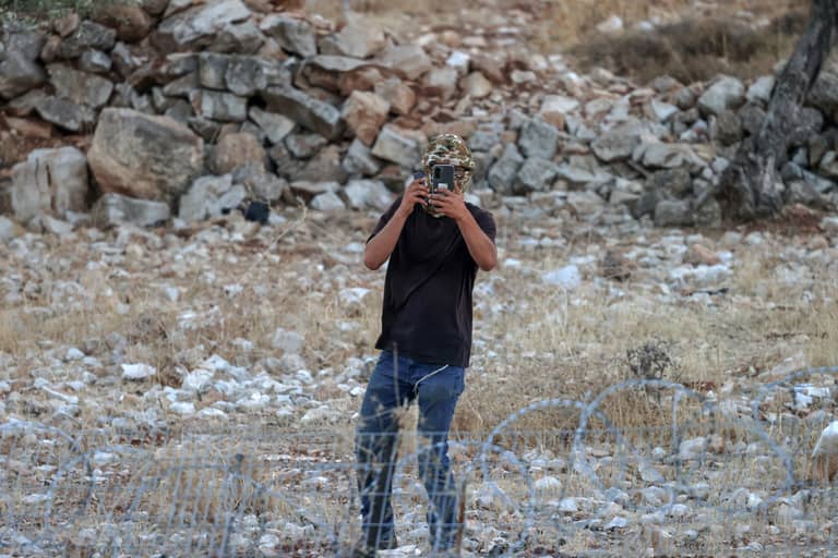 تحدى نتنياهو والجيش.. نائب إسرائيلي يهدم نصبا فلسطينيا