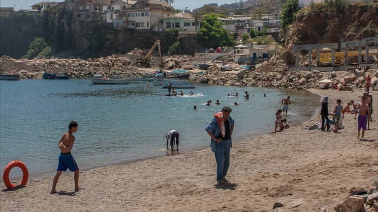 "إصرار على الغرق".. بحر الجزائر يبتلع رواده